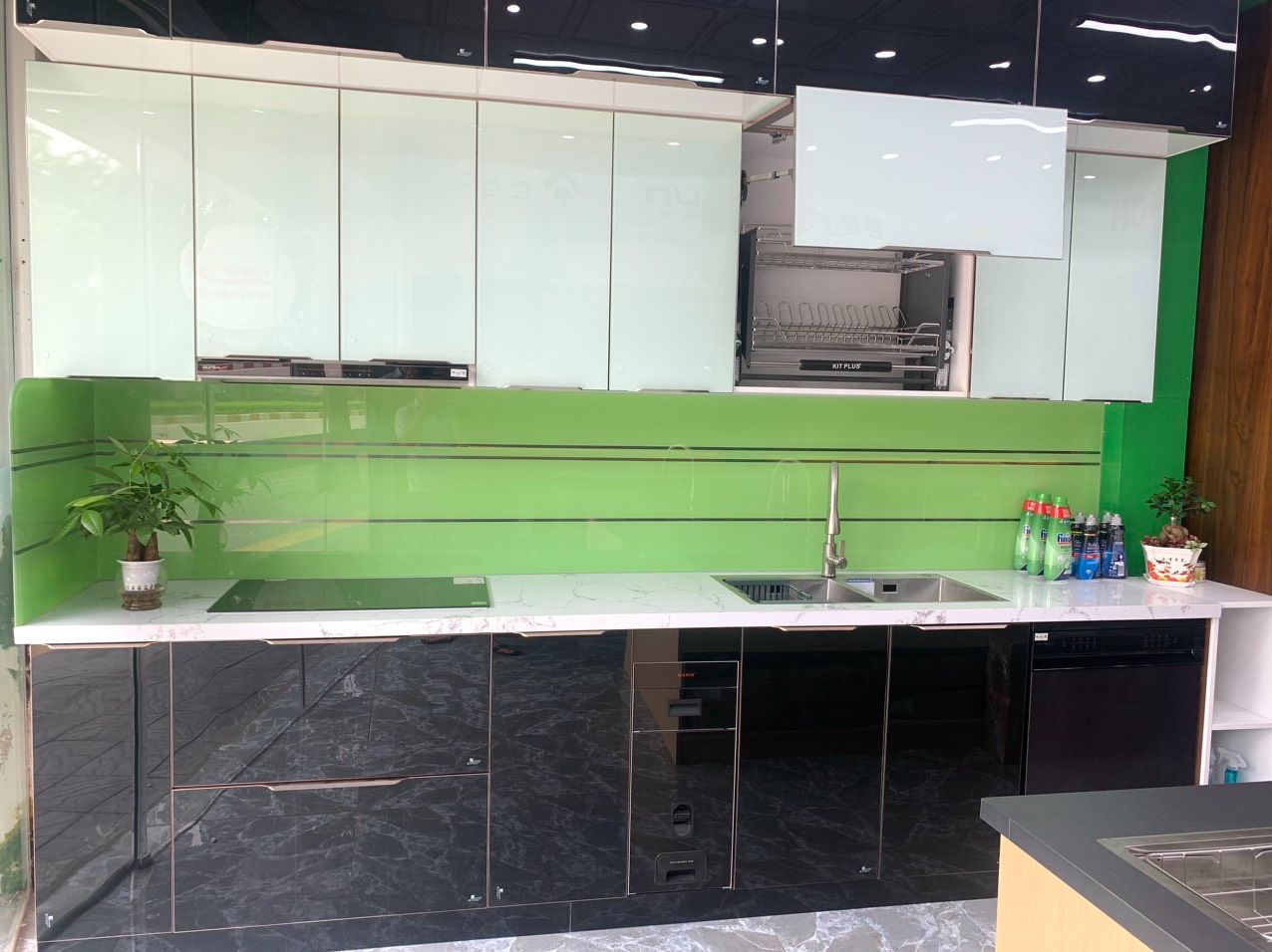 Kính ốp bếp hiện đại 
