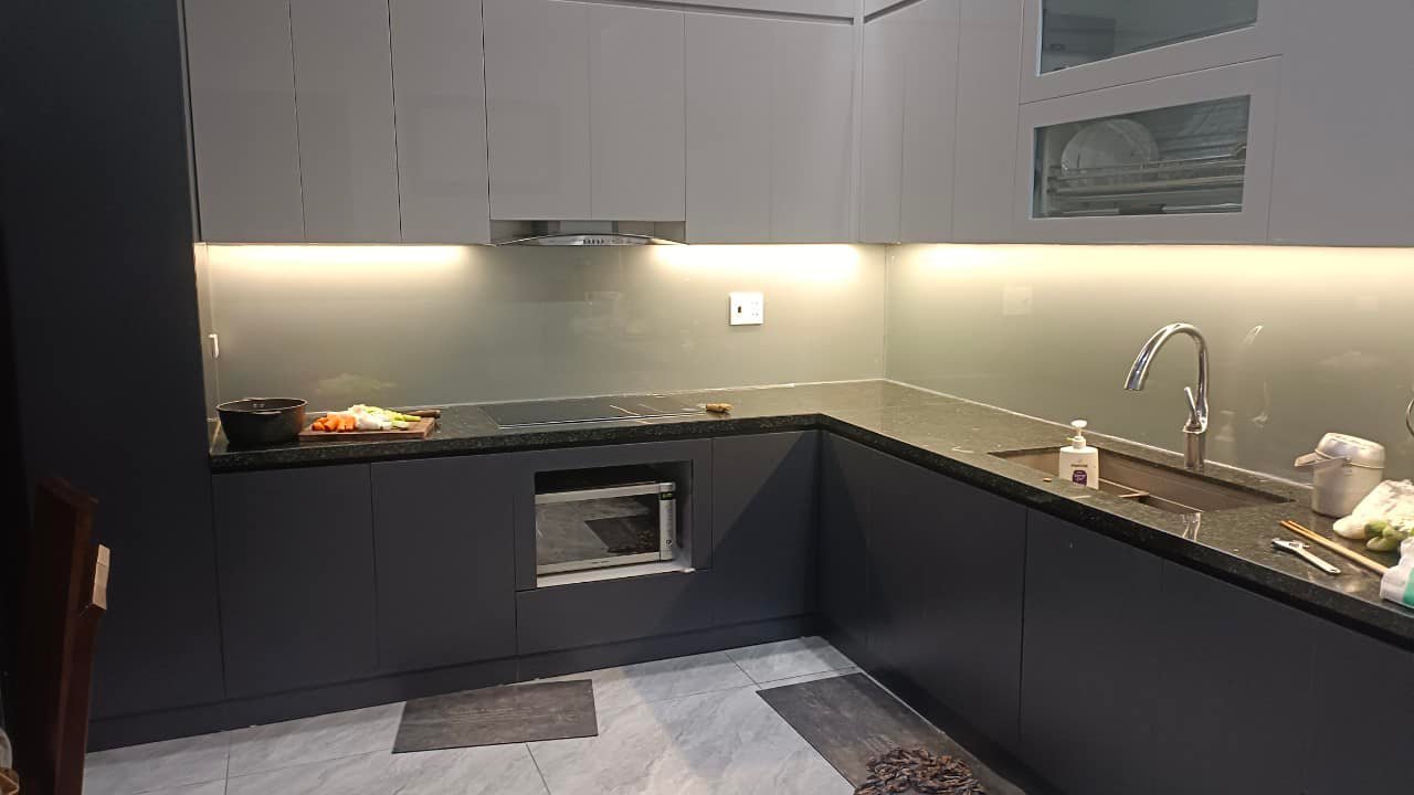 Hoàn thiện kính ốp bếp màu xanh ghi 