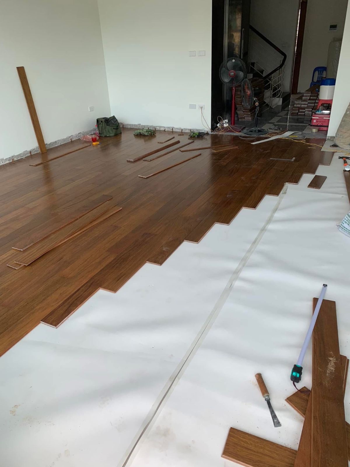 Thi công sàn gỗ công nghiệp