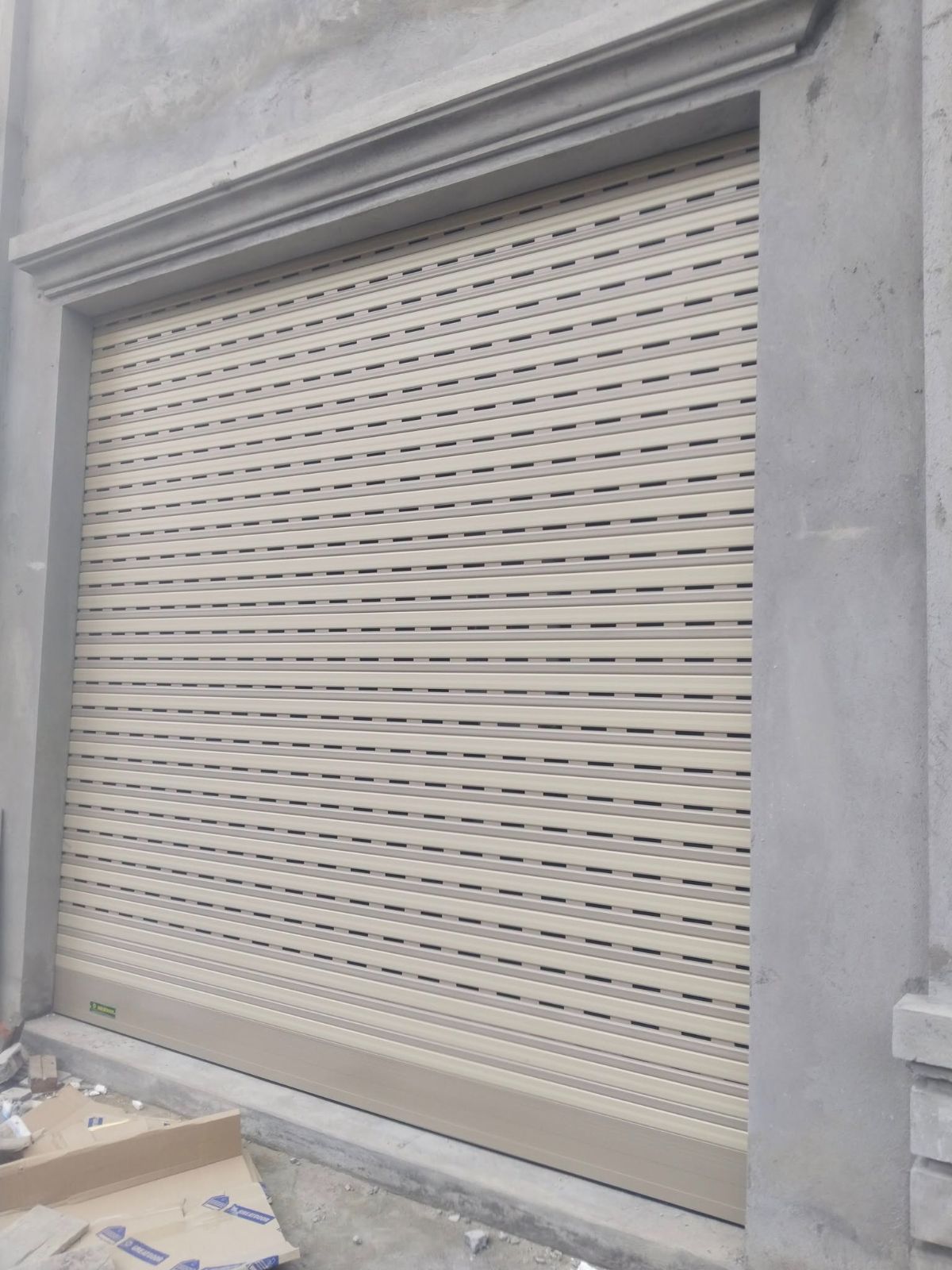 Thi công lắp đặt cửa cuốn 