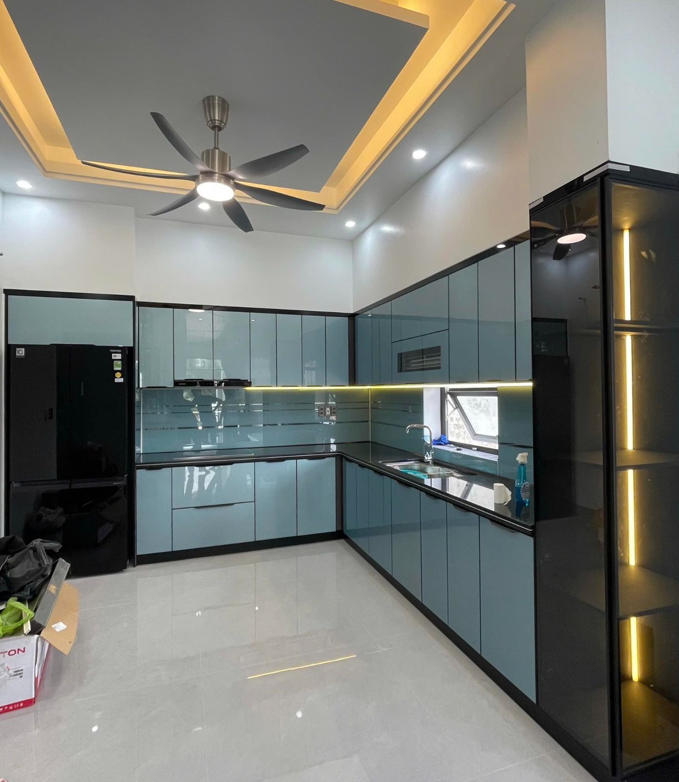 Thi công tủ bếp nhôm 