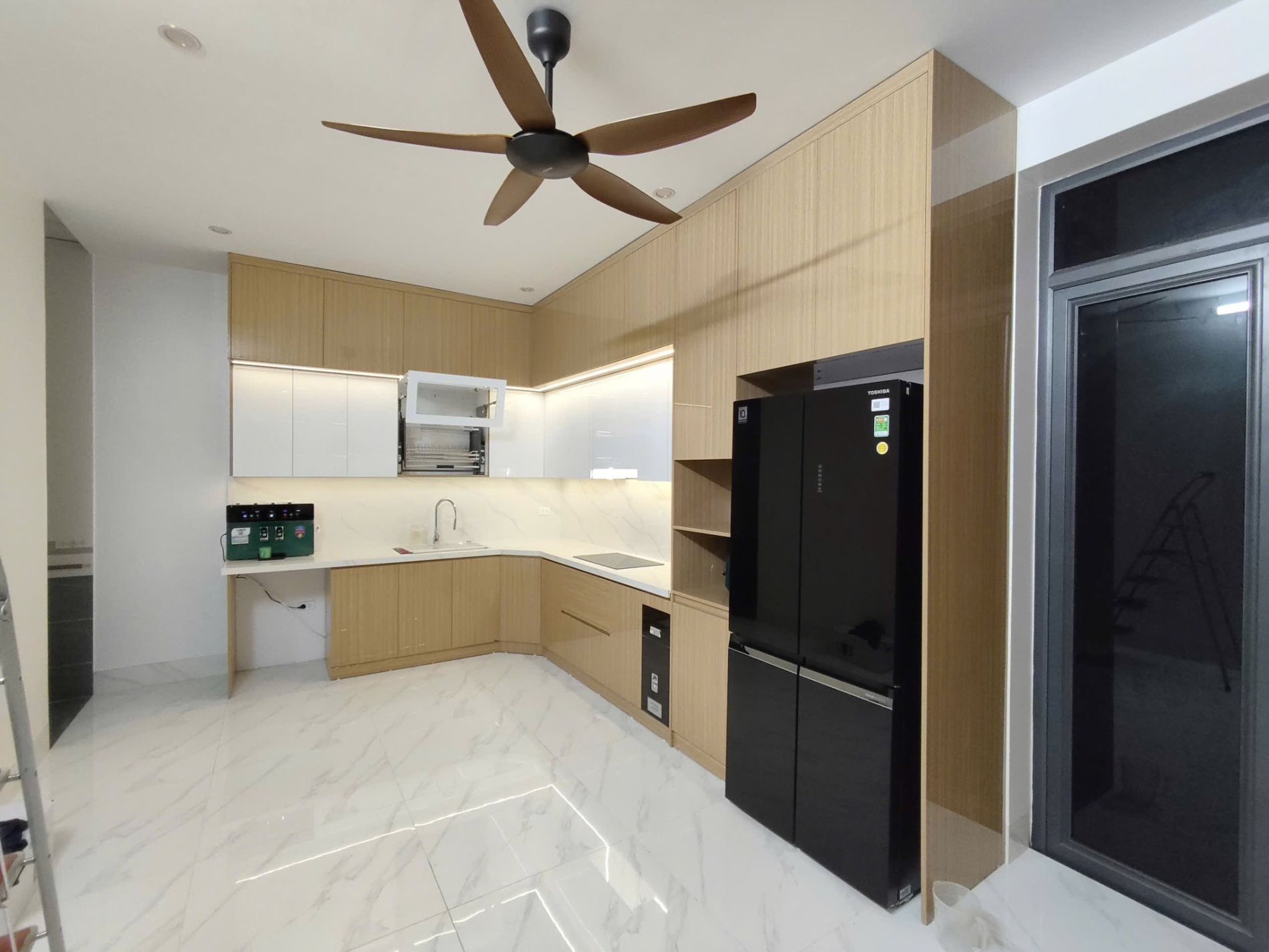 Tủ bếp chữ L hiện đại 