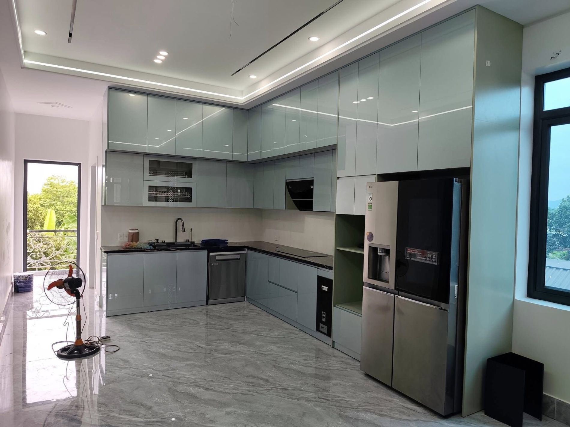 Tủ bếp chữ L hiện đại 