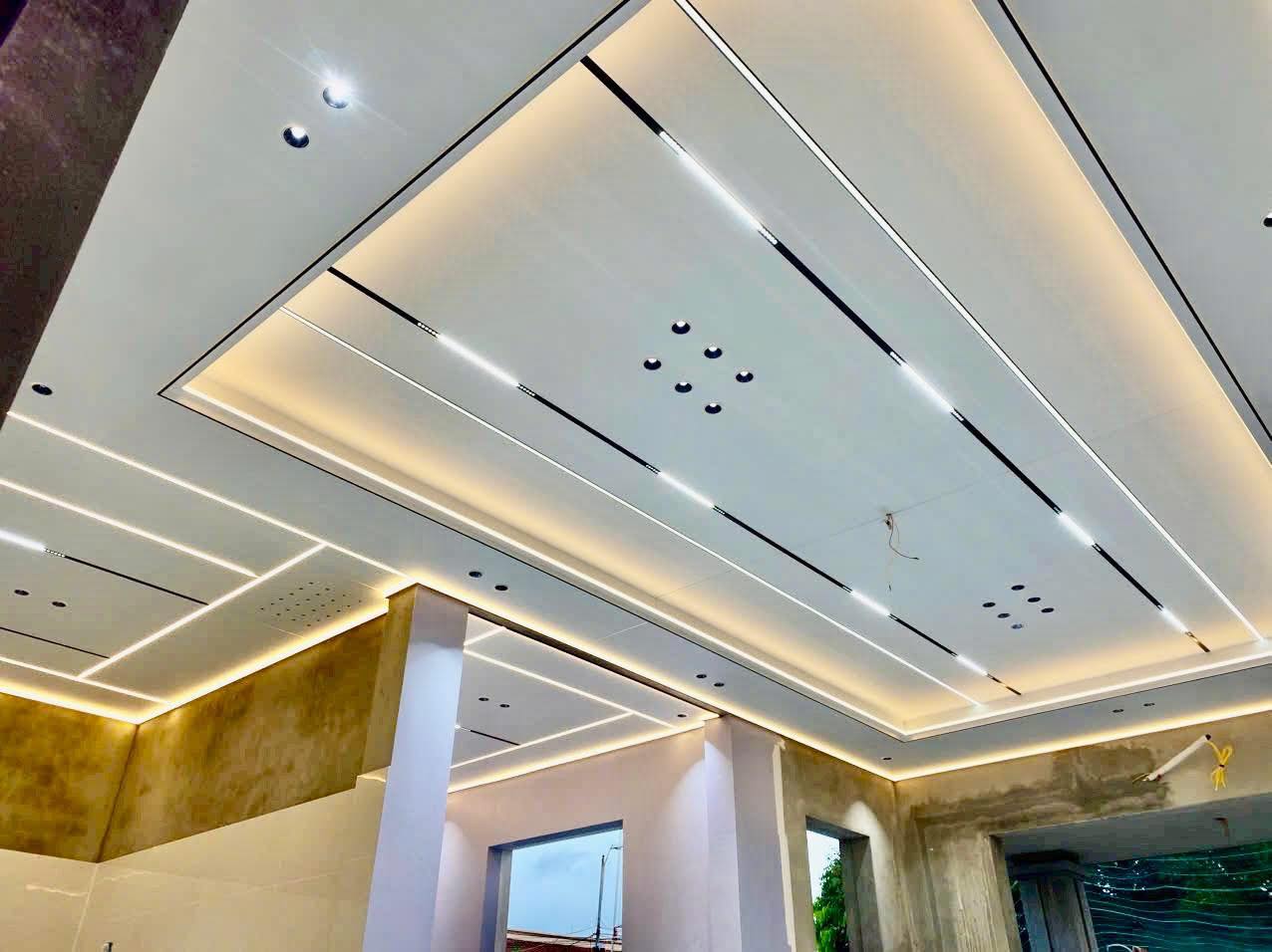 Trần nhôm hiện đại giật cấp