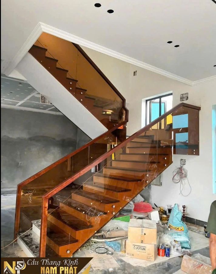 Cầu thang kính cường lực 