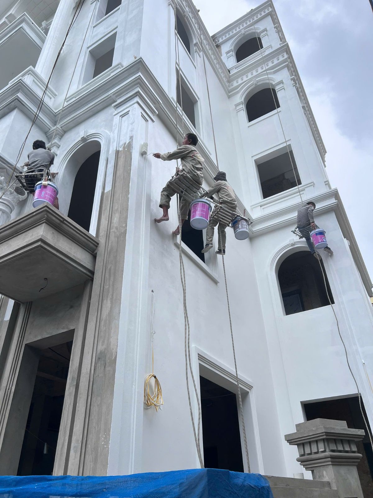 Thi công sơn bả mặt tiền 