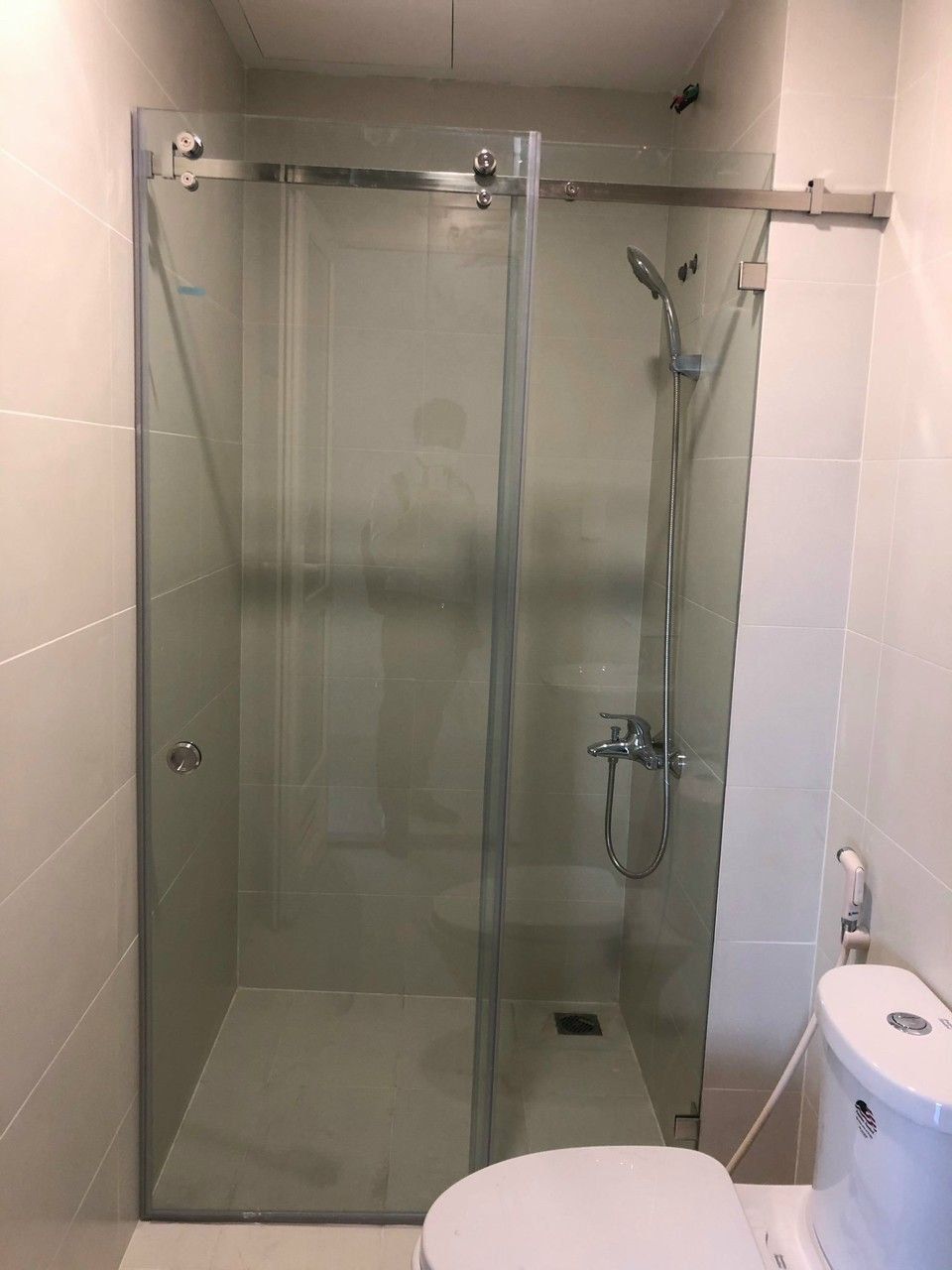 Vách kính nhà tắm cửa lùa treo