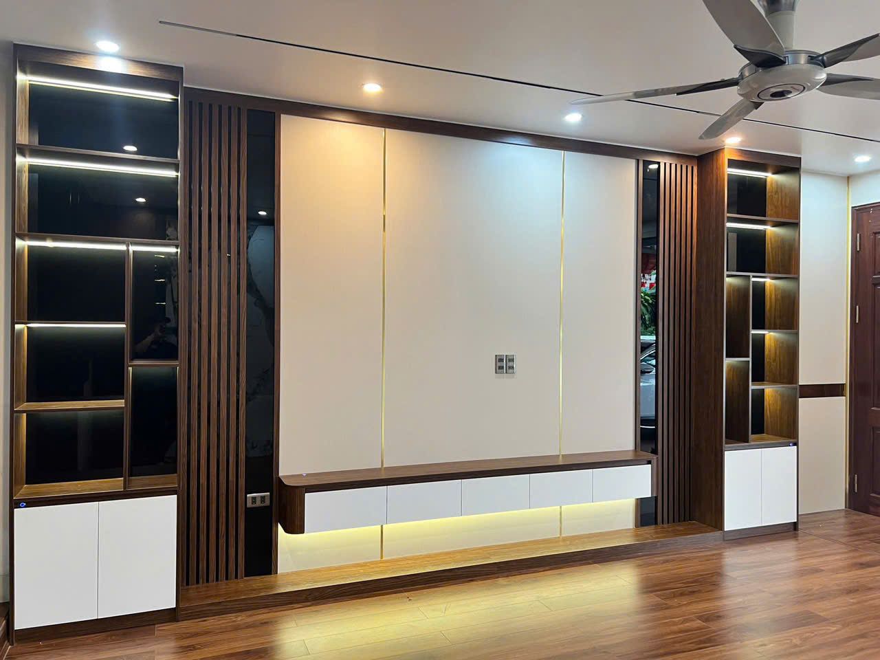 Thi công kệ tivi hiện đại