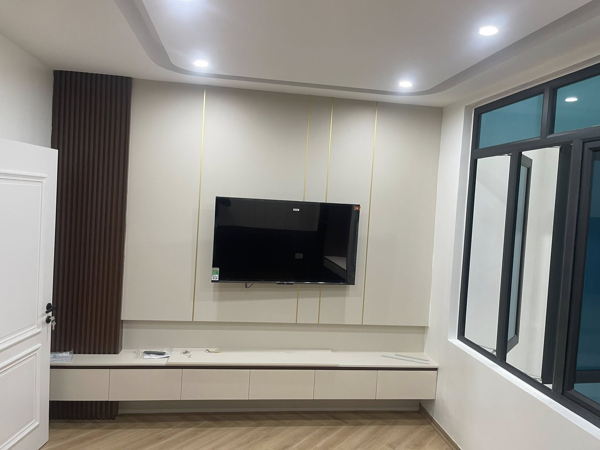 Hoàn thiện kệ vách tivi hiện đại 