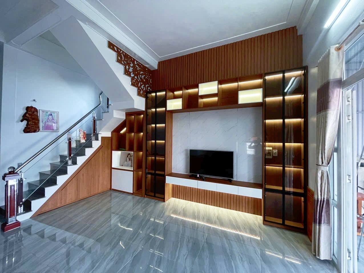 Thi công vách tivi kết hợp với tủ trang trí