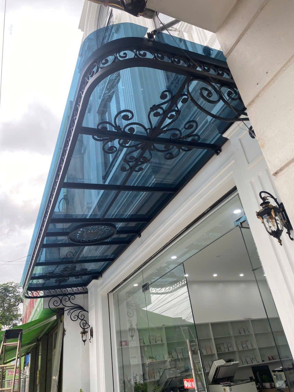 Mái kính cường lực khung sắt mỹ thuật