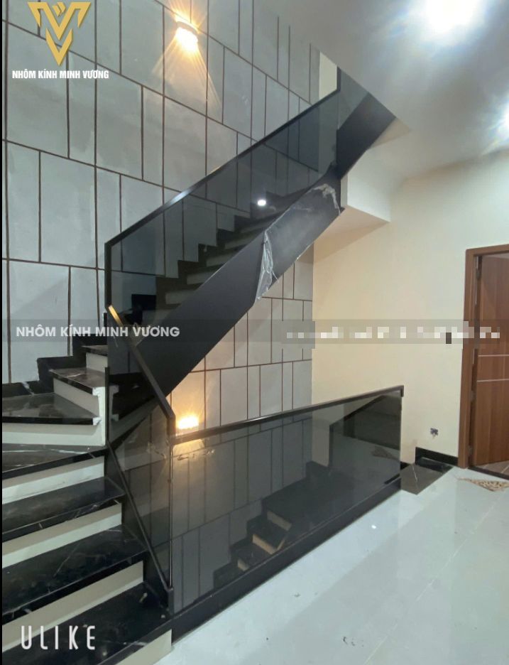 Cầu thang kính cường lực