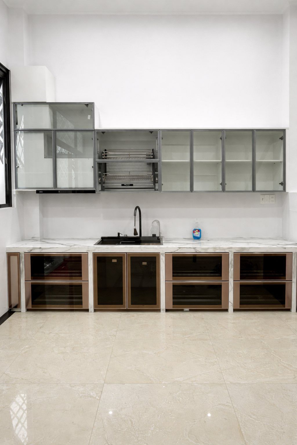 Tủ bếp nhôm kính cánh kính 