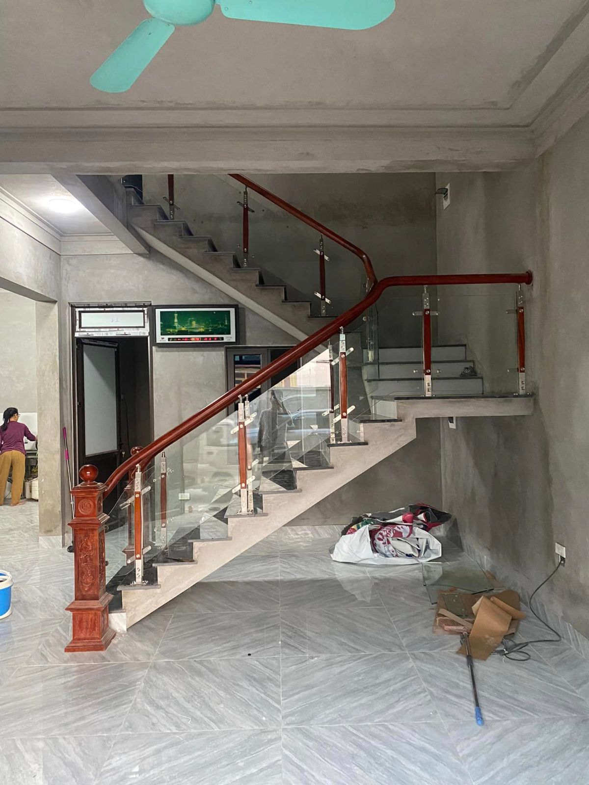 Cầu thang lan can kính tay vịn gỗ