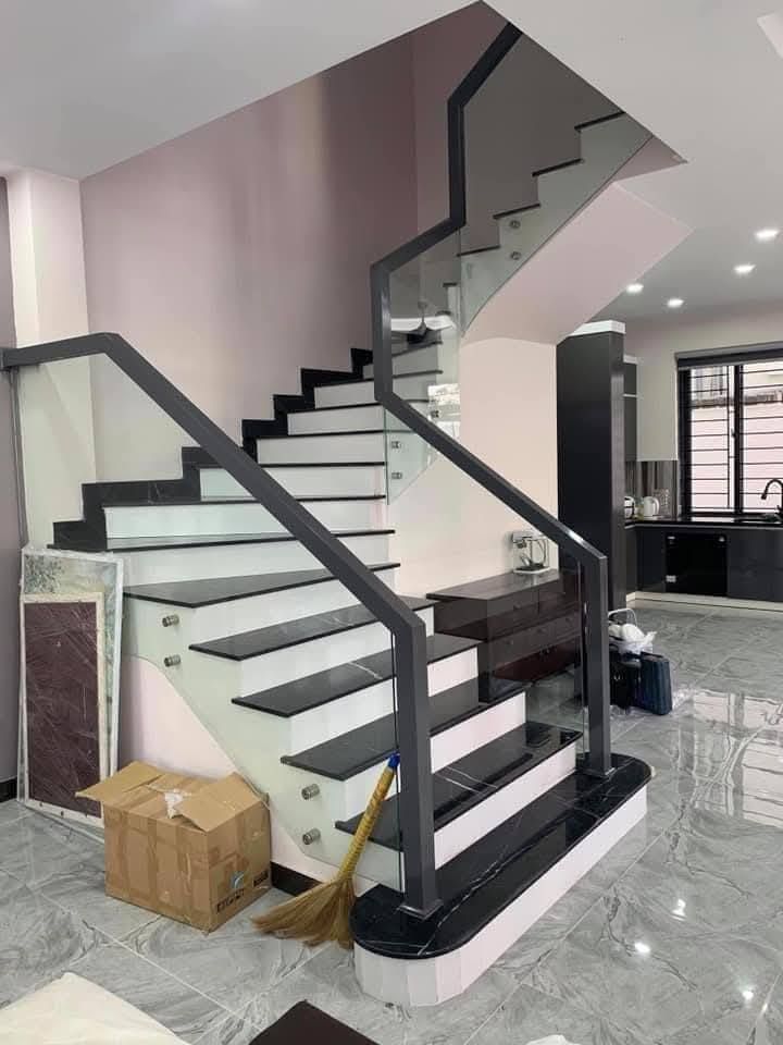 Cầu thang kính cường lực 