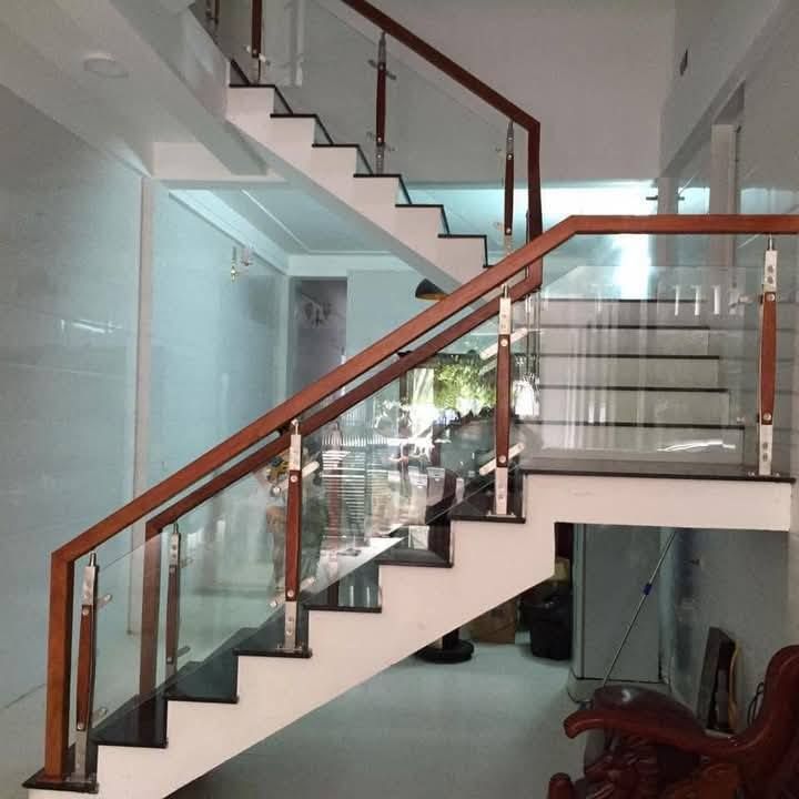 Cầu thang kính tay vịn gỗ 