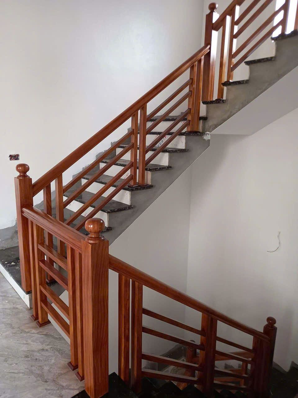 Thi công cầu thang gỗ tự nhiên 