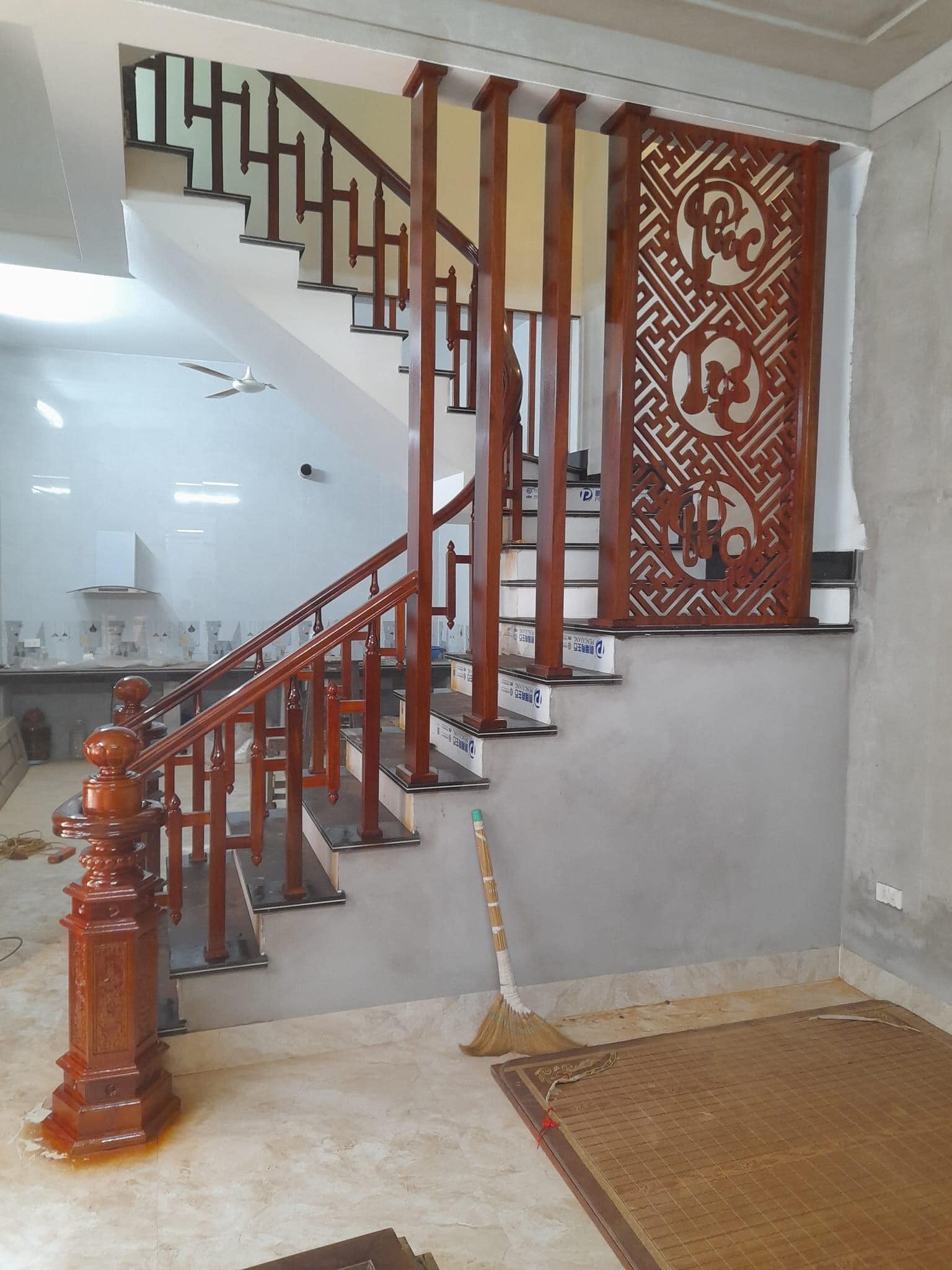 Cầu thang gỗ truyền thống 