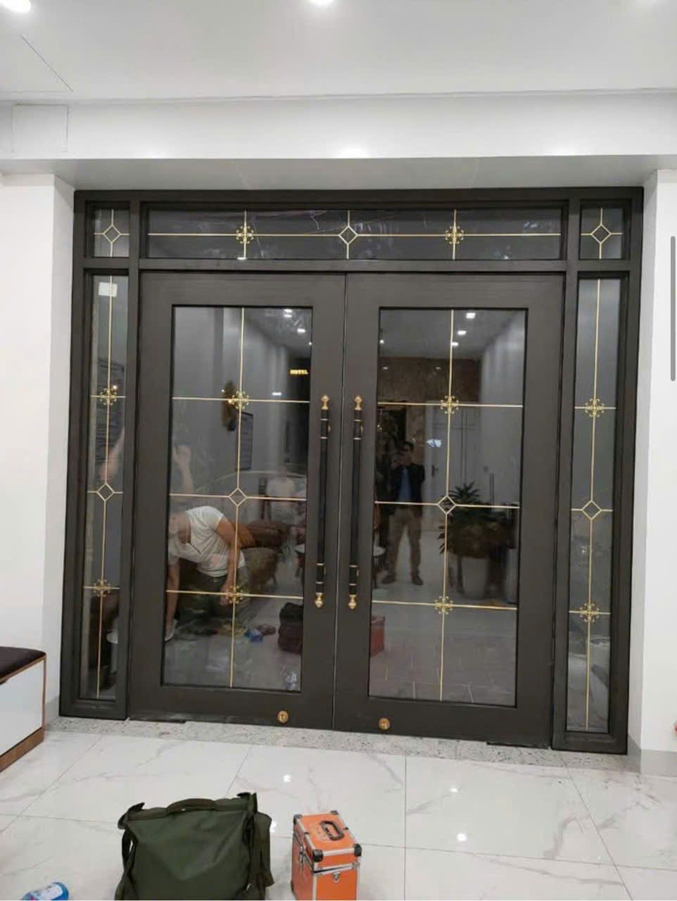 Cửa chính nhôm kính 