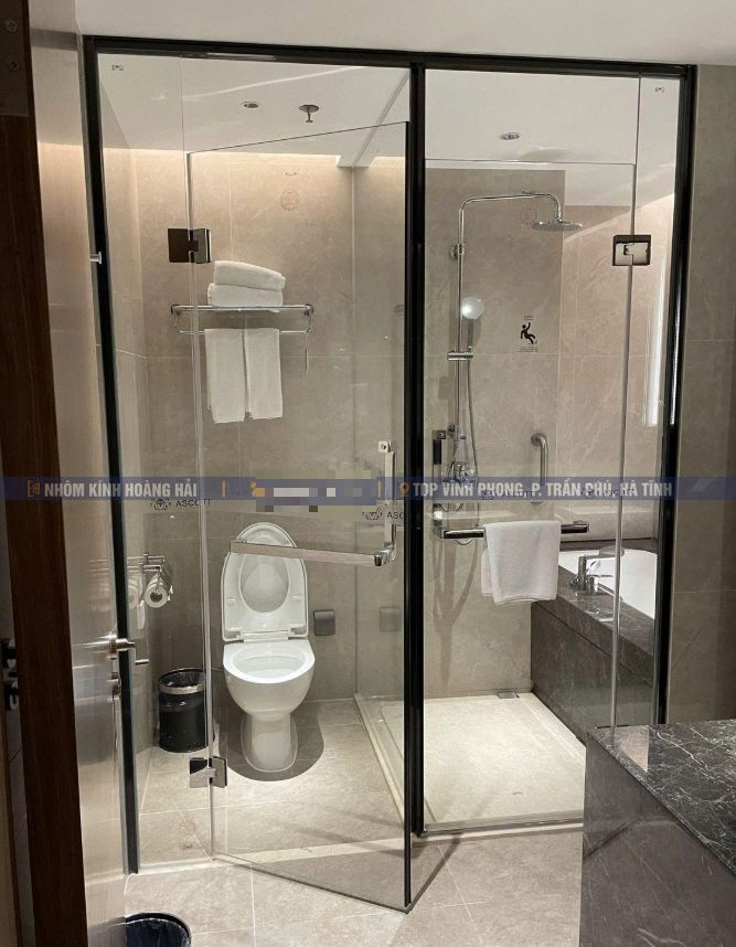 Vách kính phòng tắm