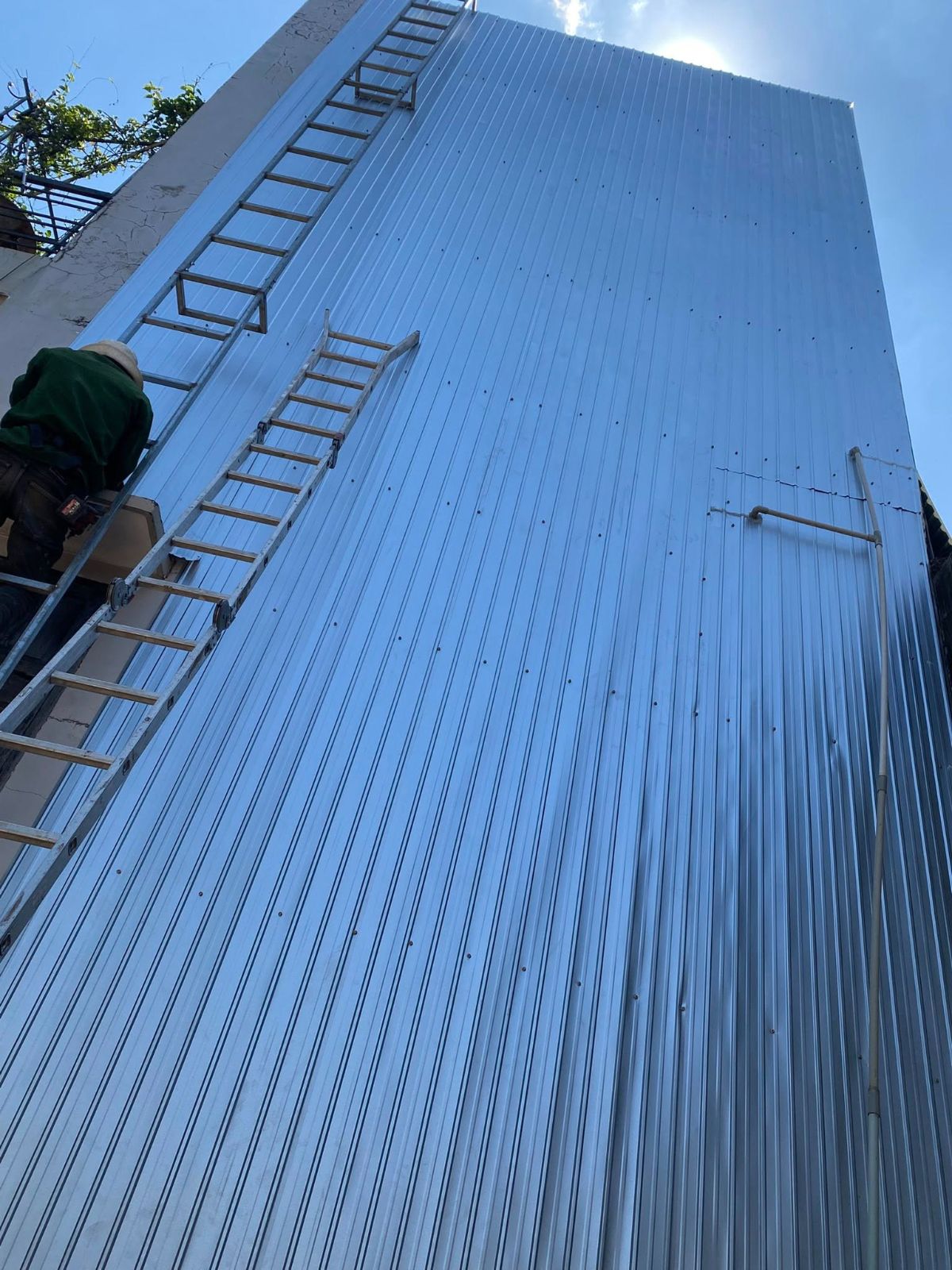 Thi công đóng tôn chống thấm 