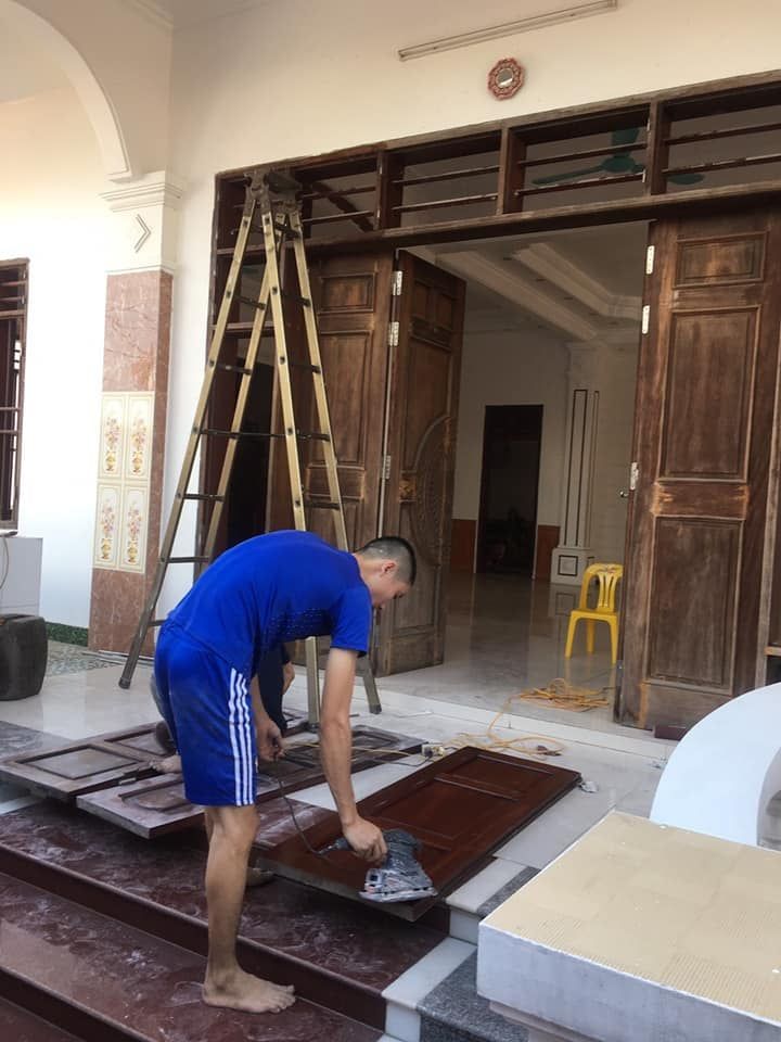 Sơn mới cửa gỗ 