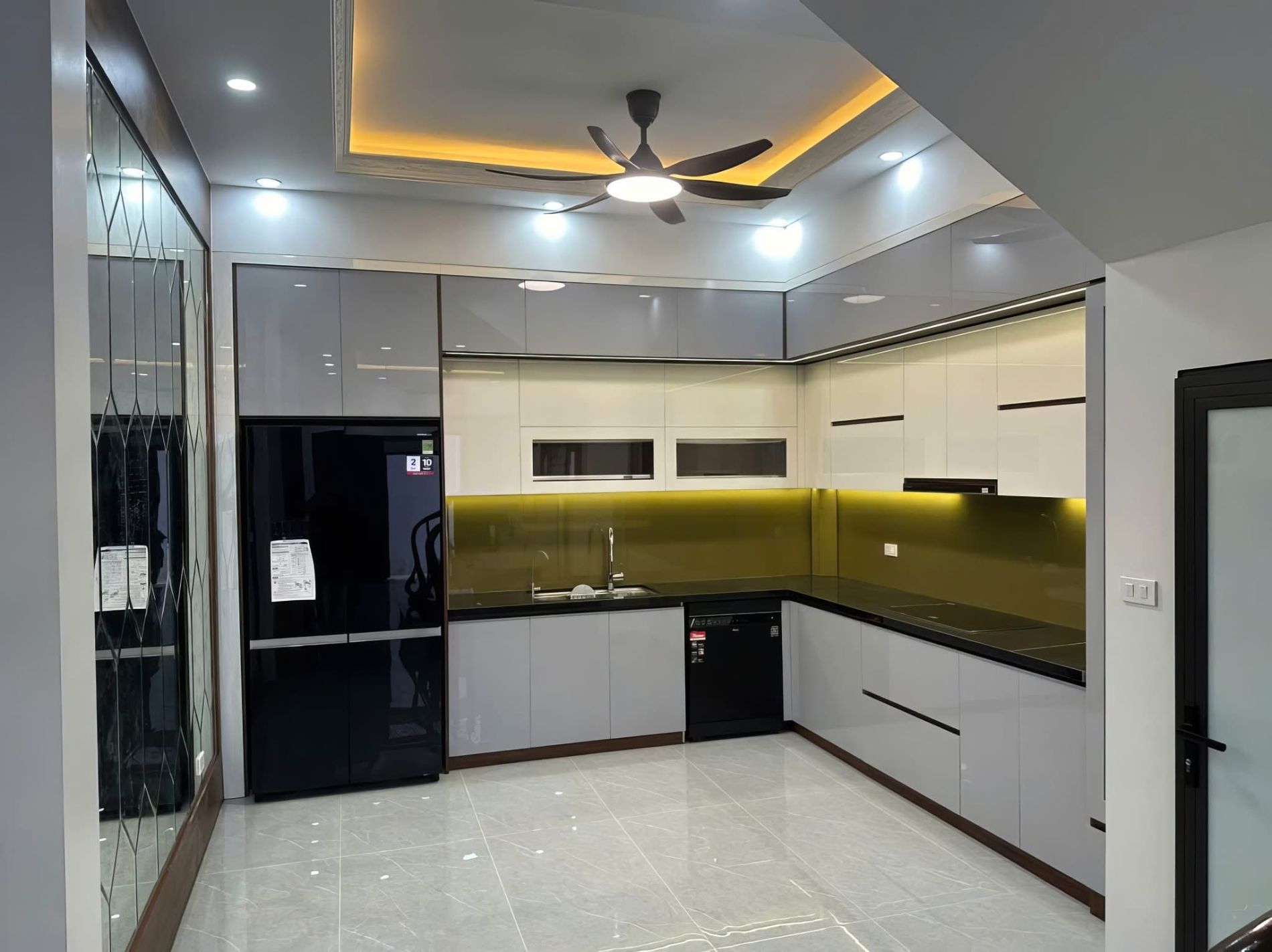 Tủ bếp chữ L hiện đại