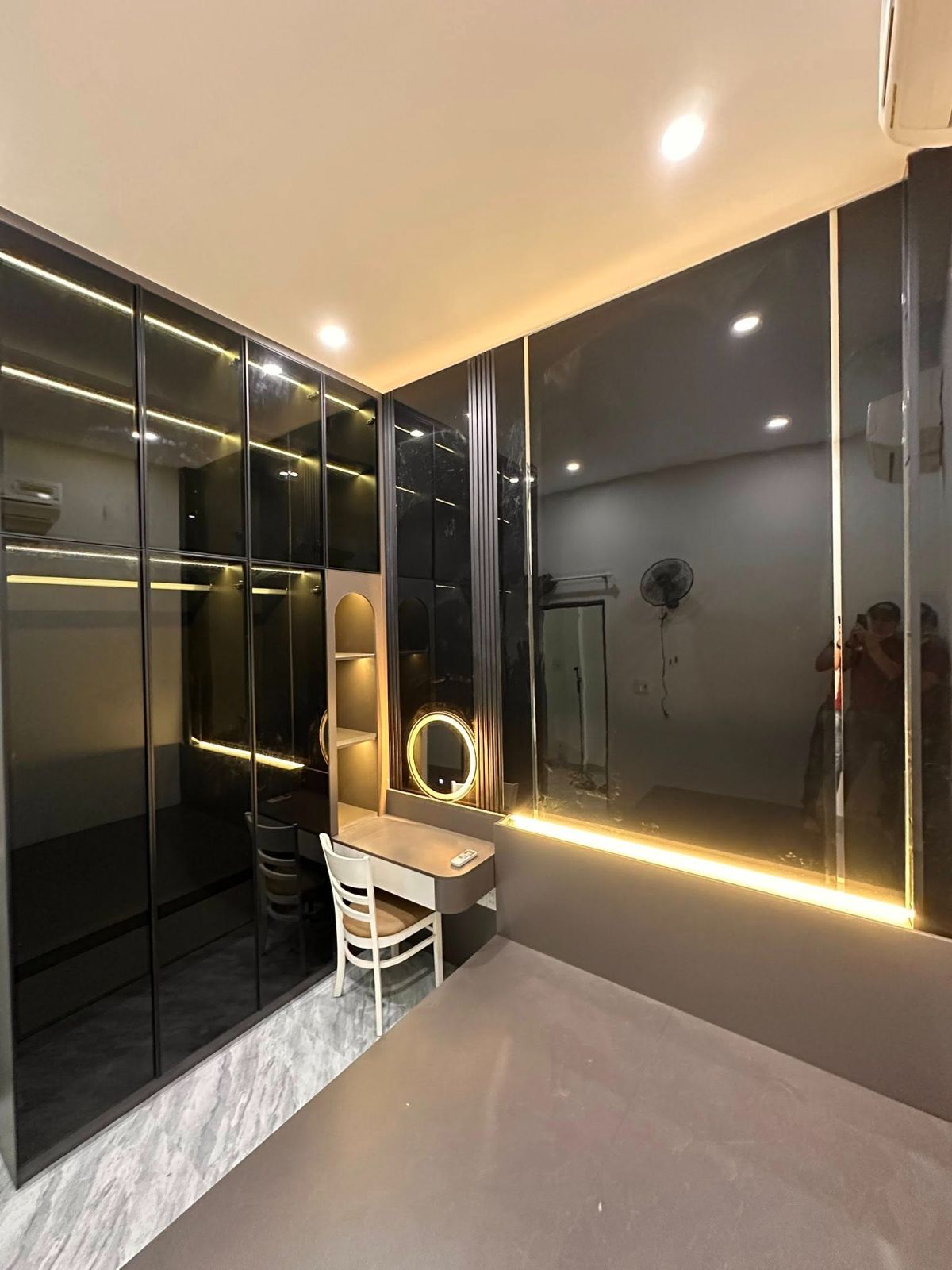Tủ quần áo kịch trần 