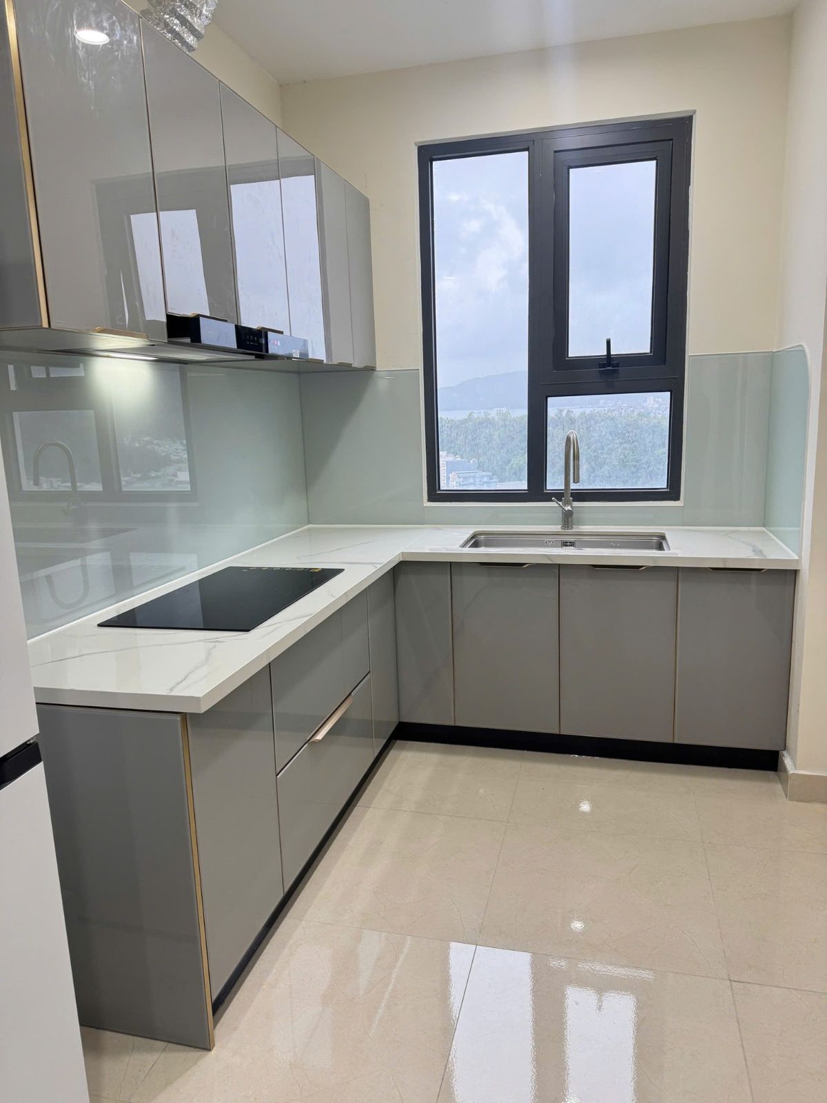 Tủ bếp nhôm cánh kính