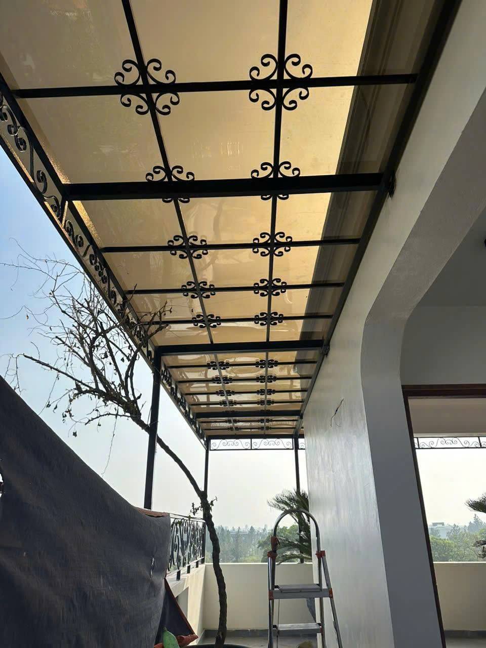 Mái che polycarbonate khung sắt hộp