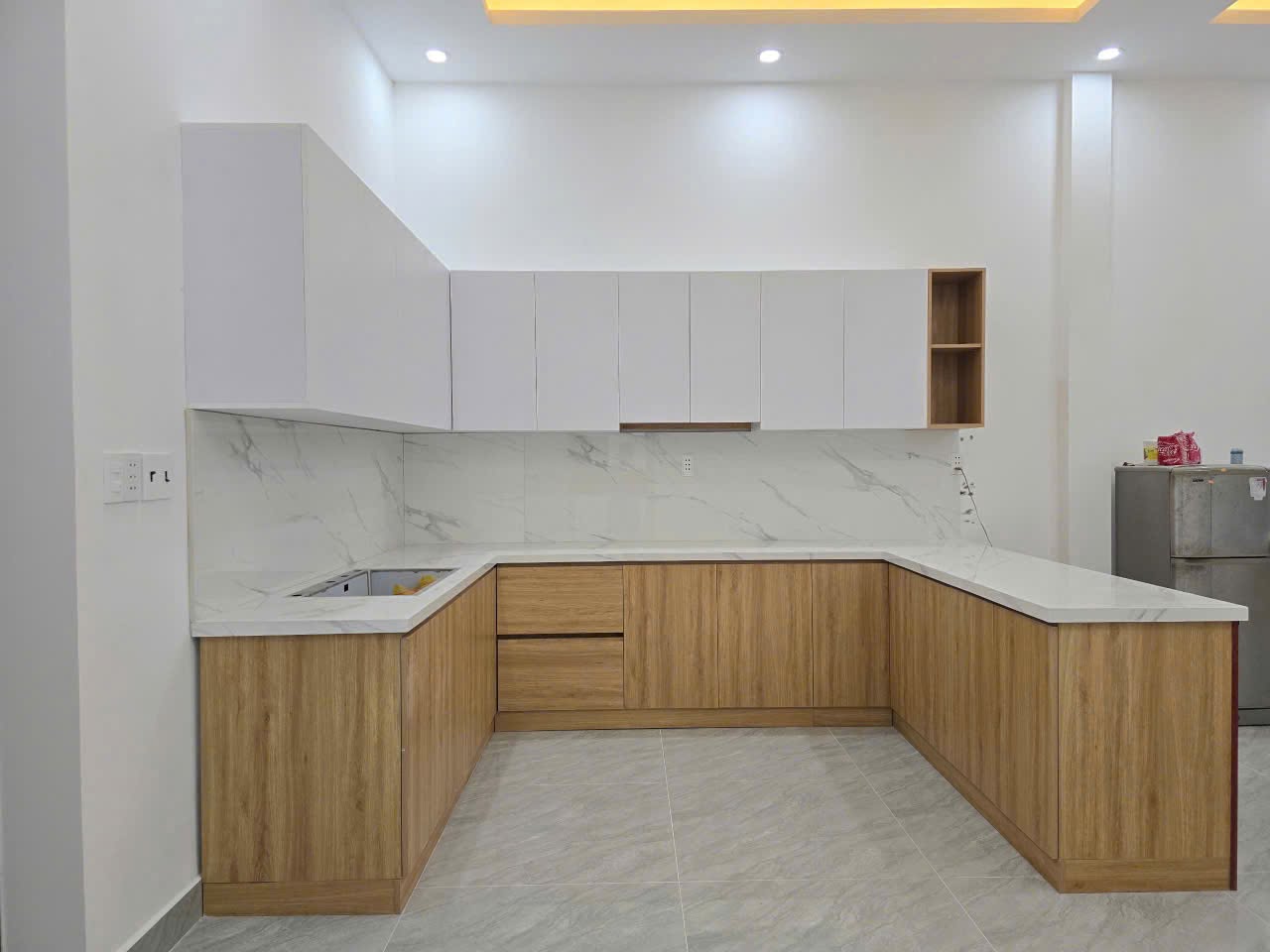 Tủ bếp chữ U hiện đại 