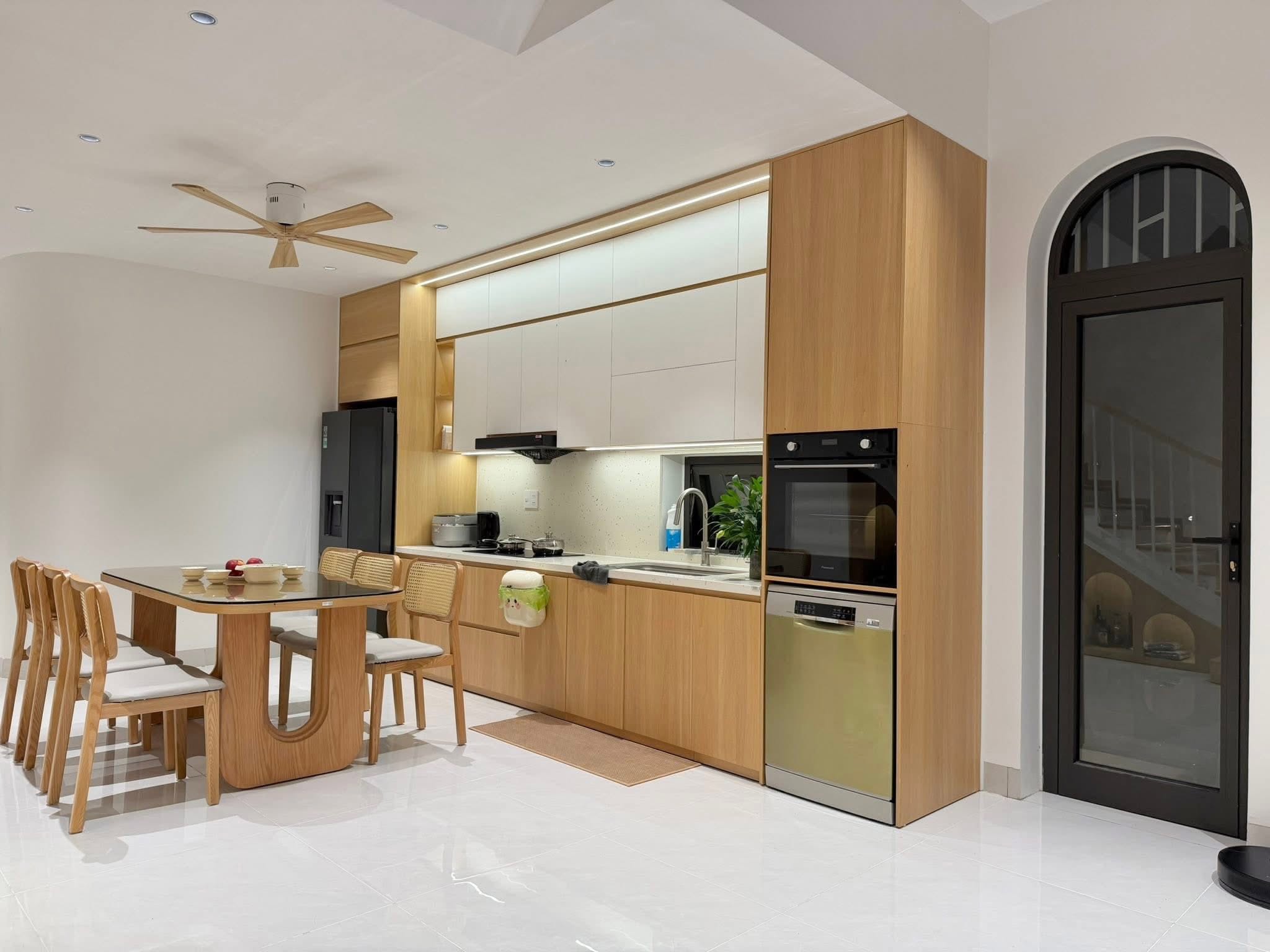 Không gian nội thất bếp và phòng ăn hiện đại ấm cúng