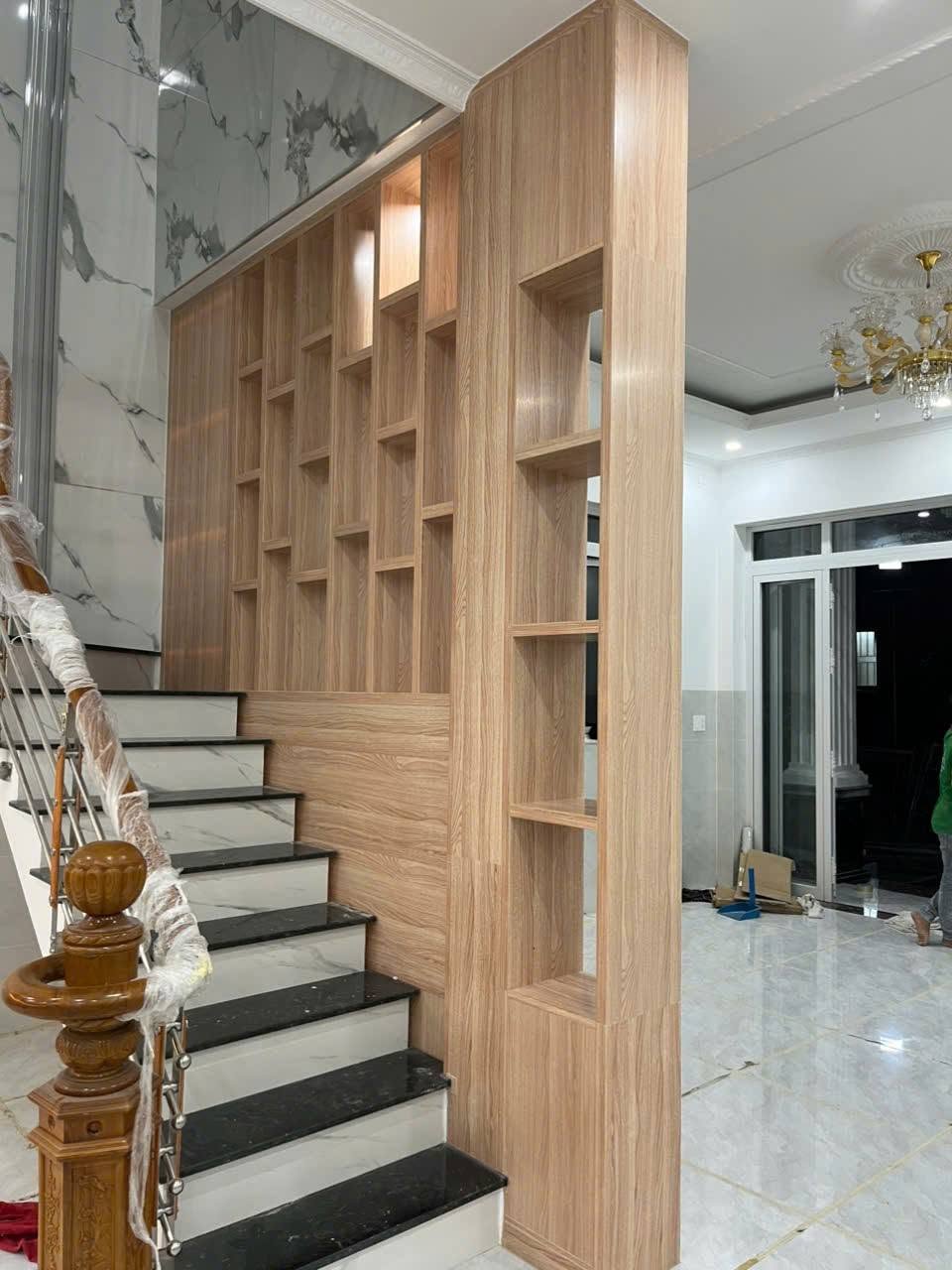 Vách ngăn nhựa vân gỗ 