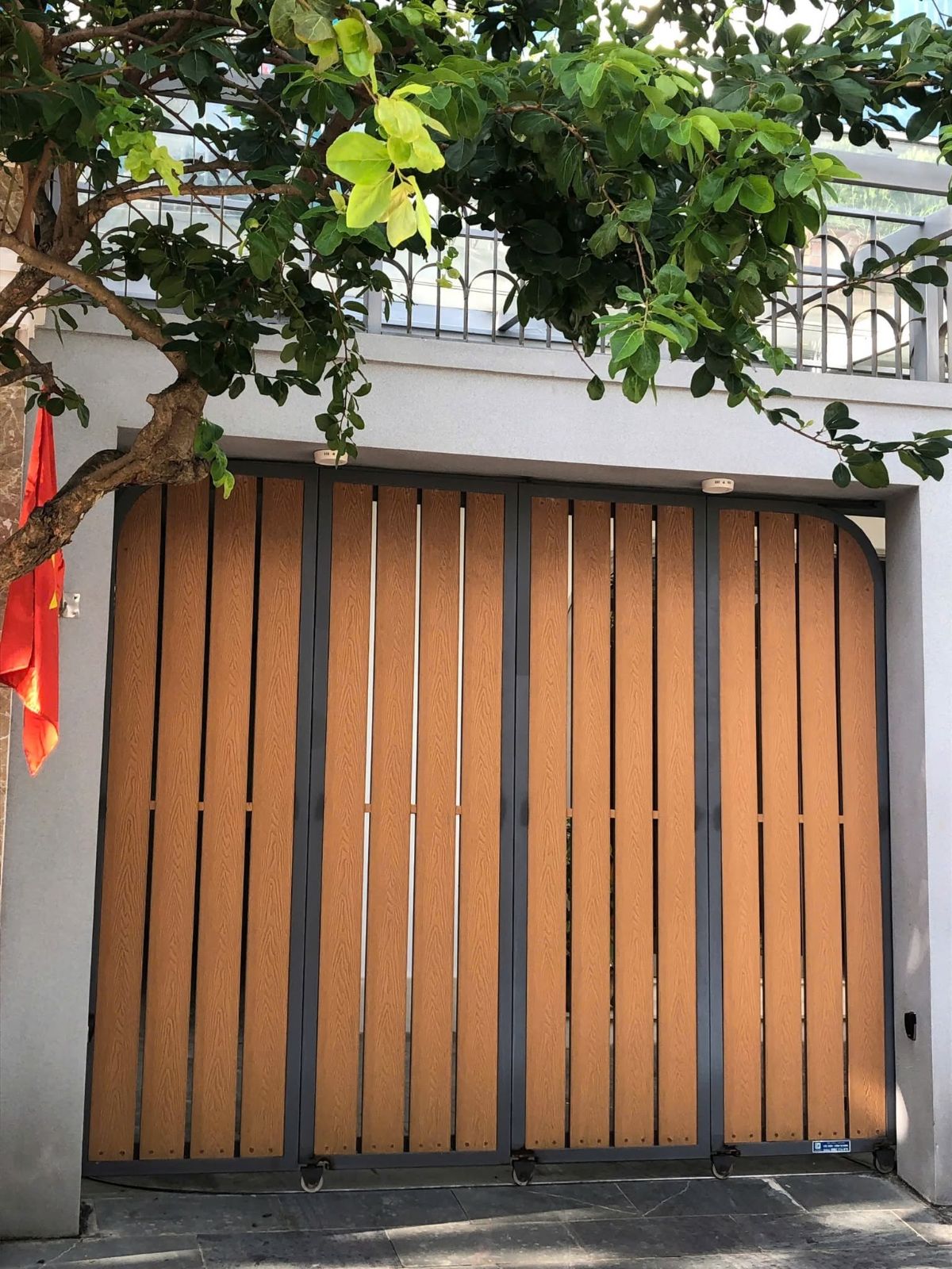 Cửa sắt ốp nhựa giả gỗ 