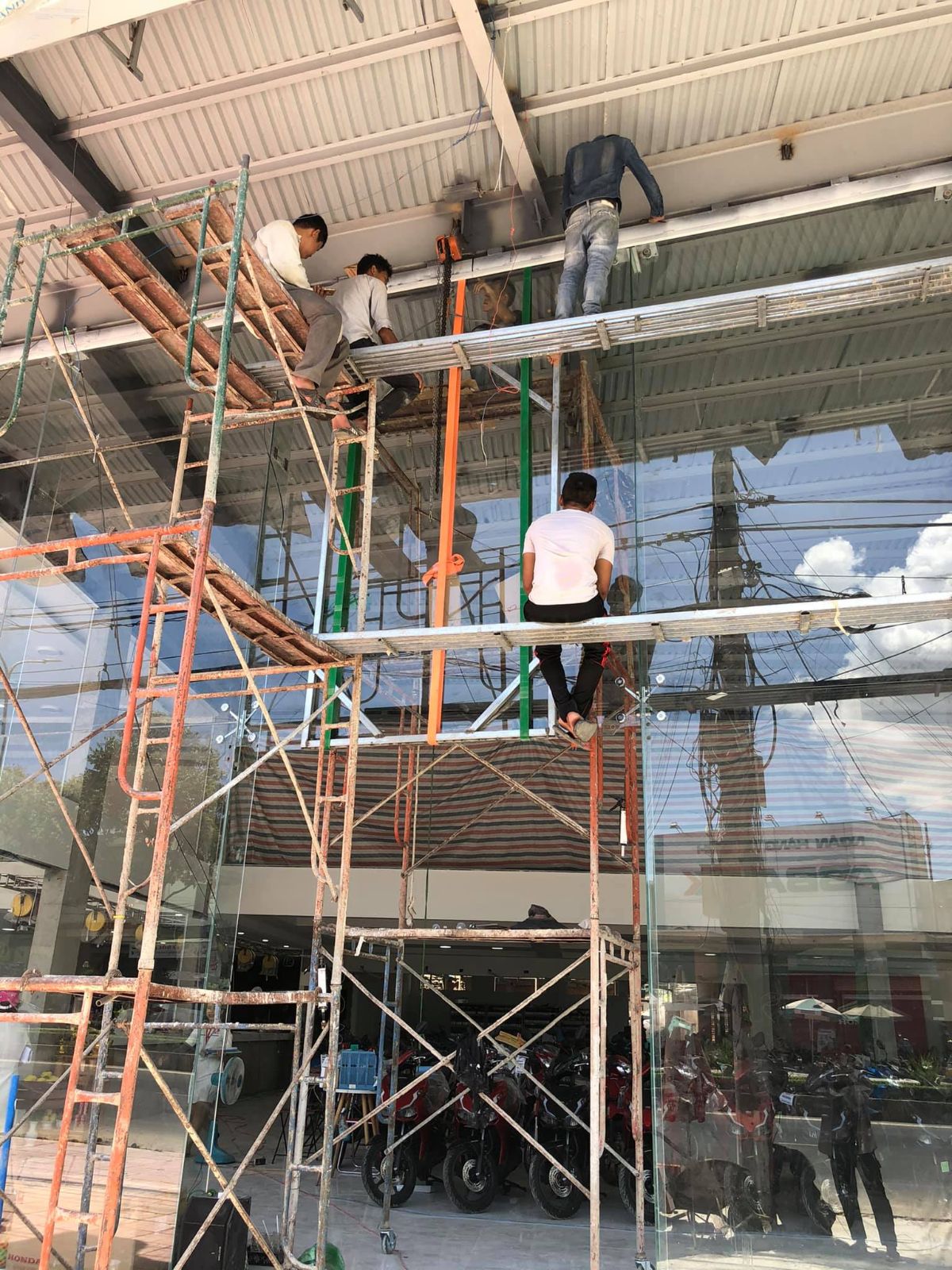 Thi công lắp vách mặt dựng