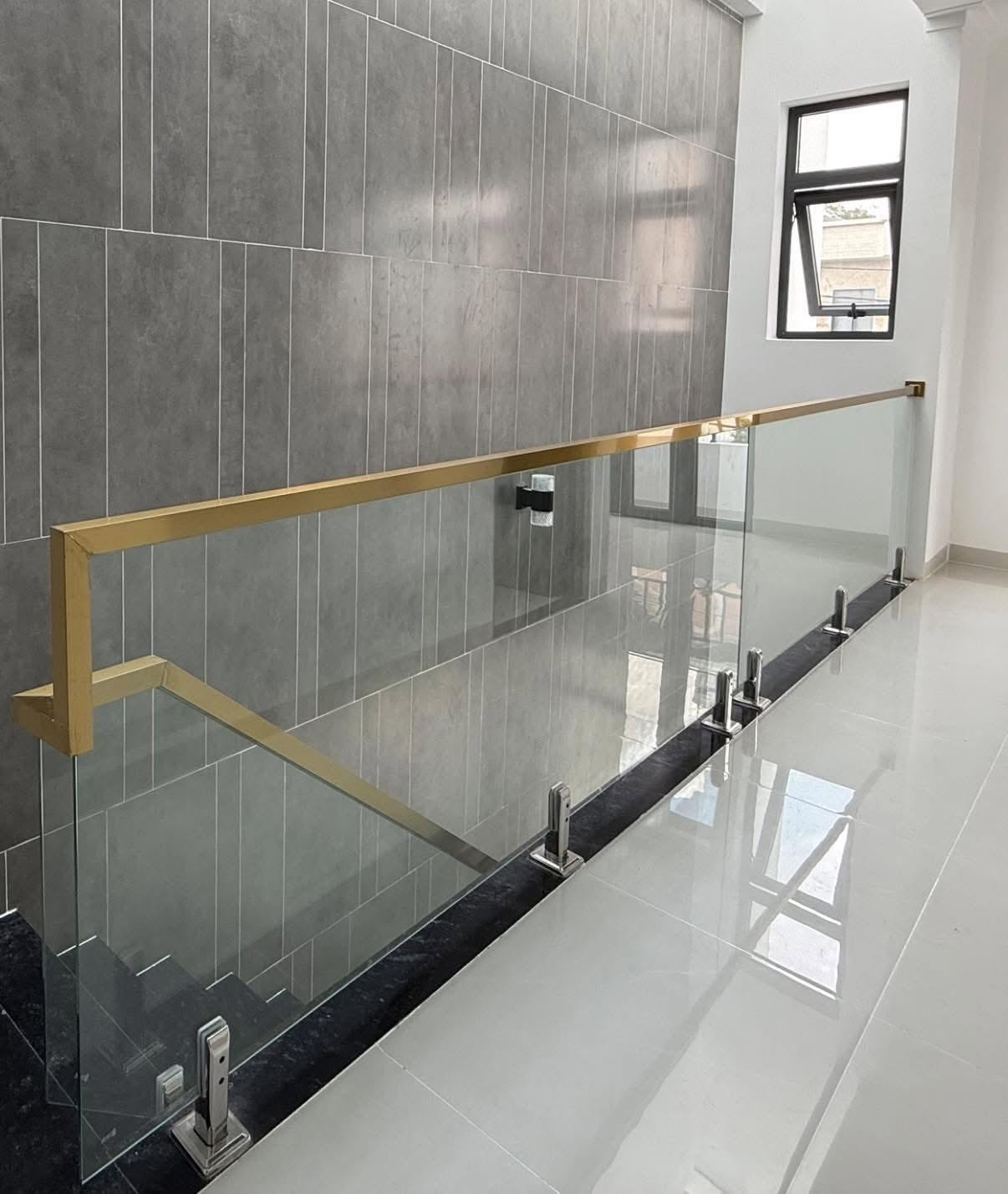 Cầu thang lan can kính cường lực 