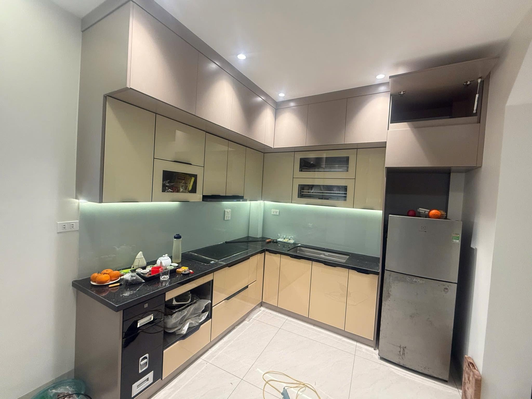Thi công tủ bếp chữ L