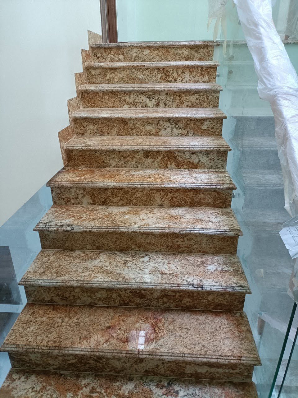 Thi công đá ốp cầu thang 
