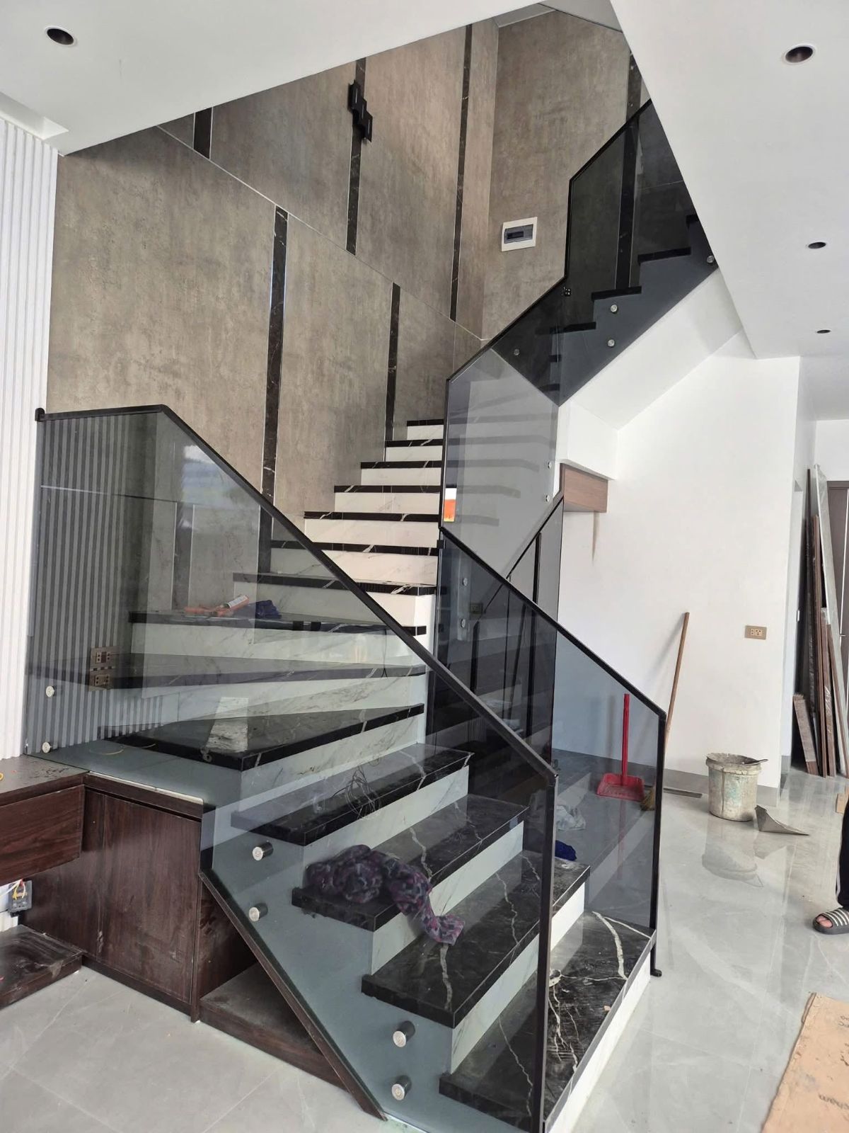 Cầu thang kính cường lực 
