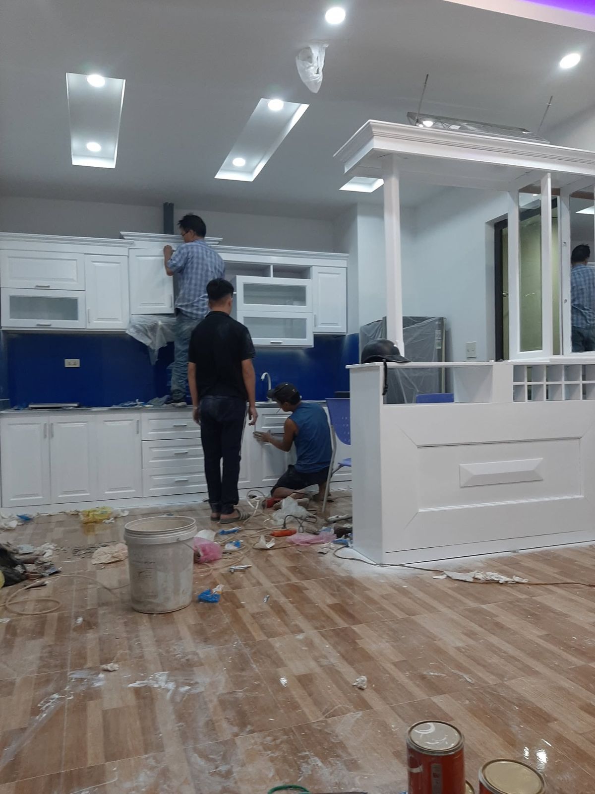 Thi công sơn mới tủ bếp 