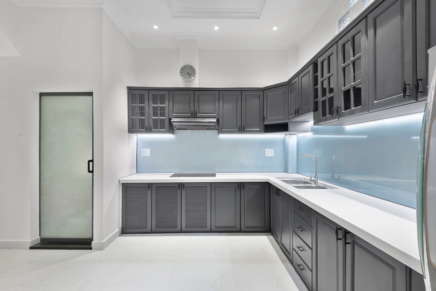 Thi công tủ bếp chữ L 