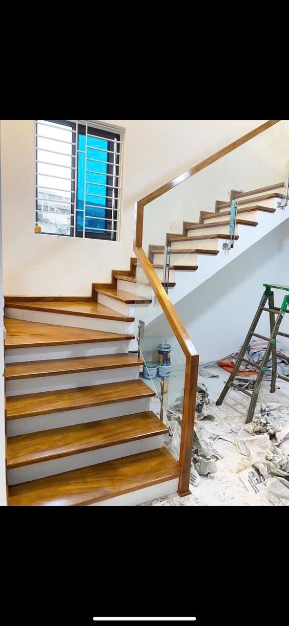 Cầu thang gỗ kết hợp lan can kính