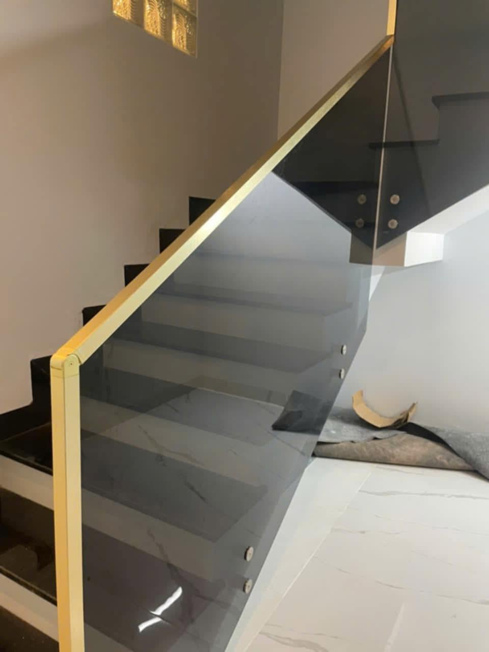 Lan can kính cường lực 