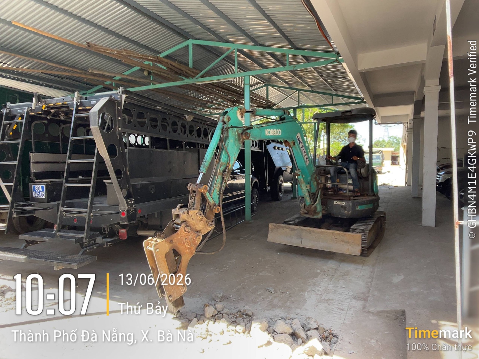 Đục bê tông và múc đường cáp