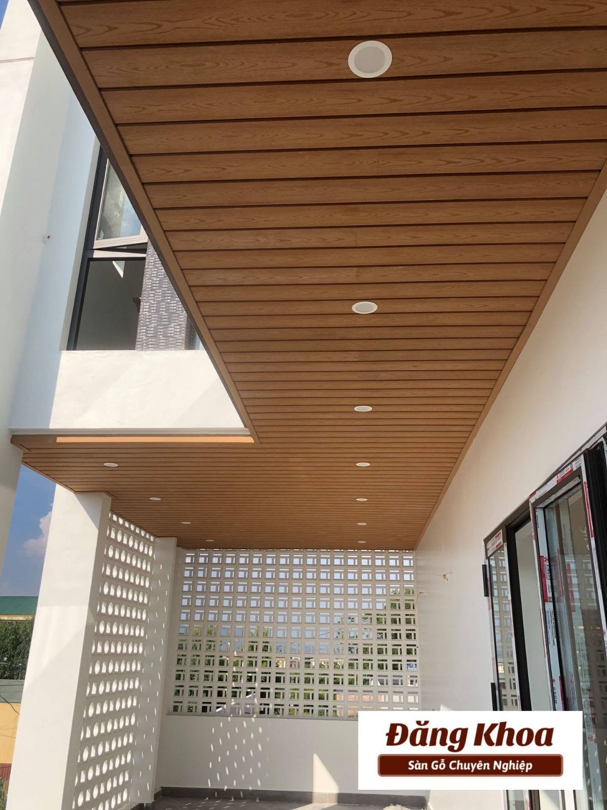 Trần gỗ ốp mái hiên