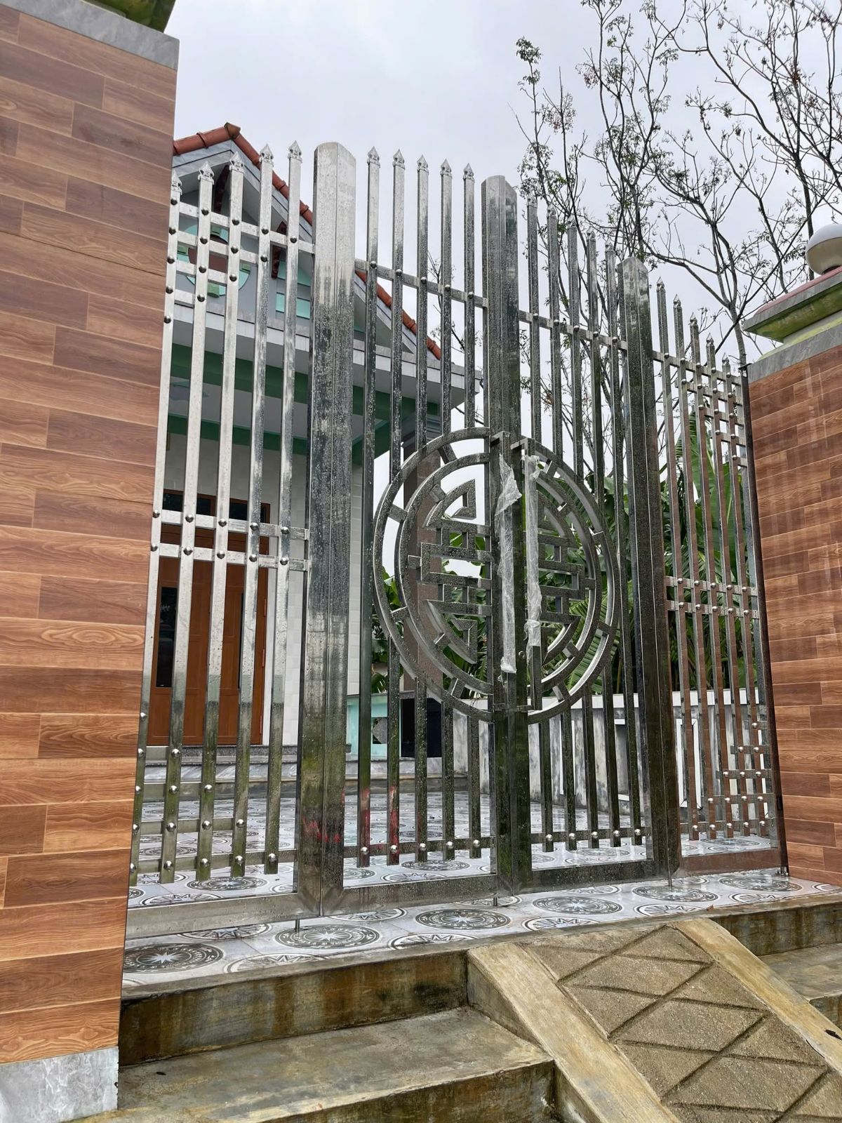 Thi công lắp đặt cổng inox 