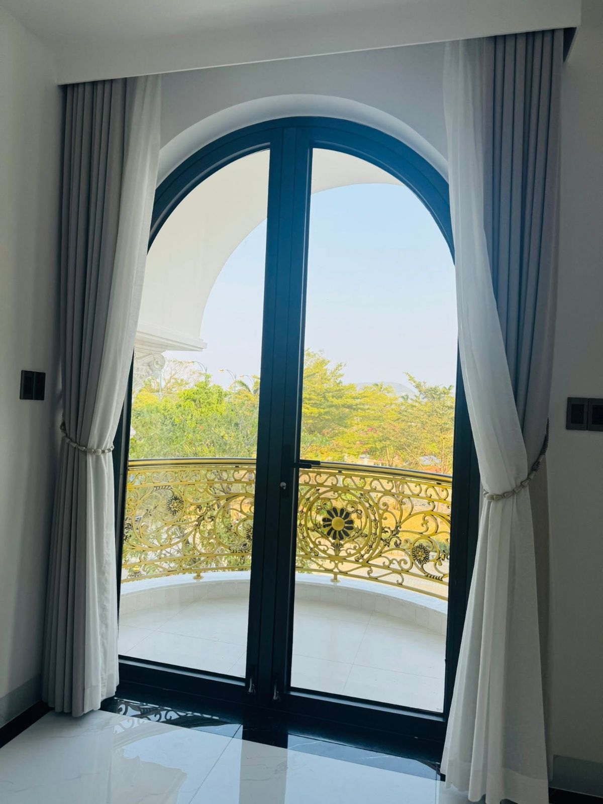 Cửa nhôm kính vòm cong