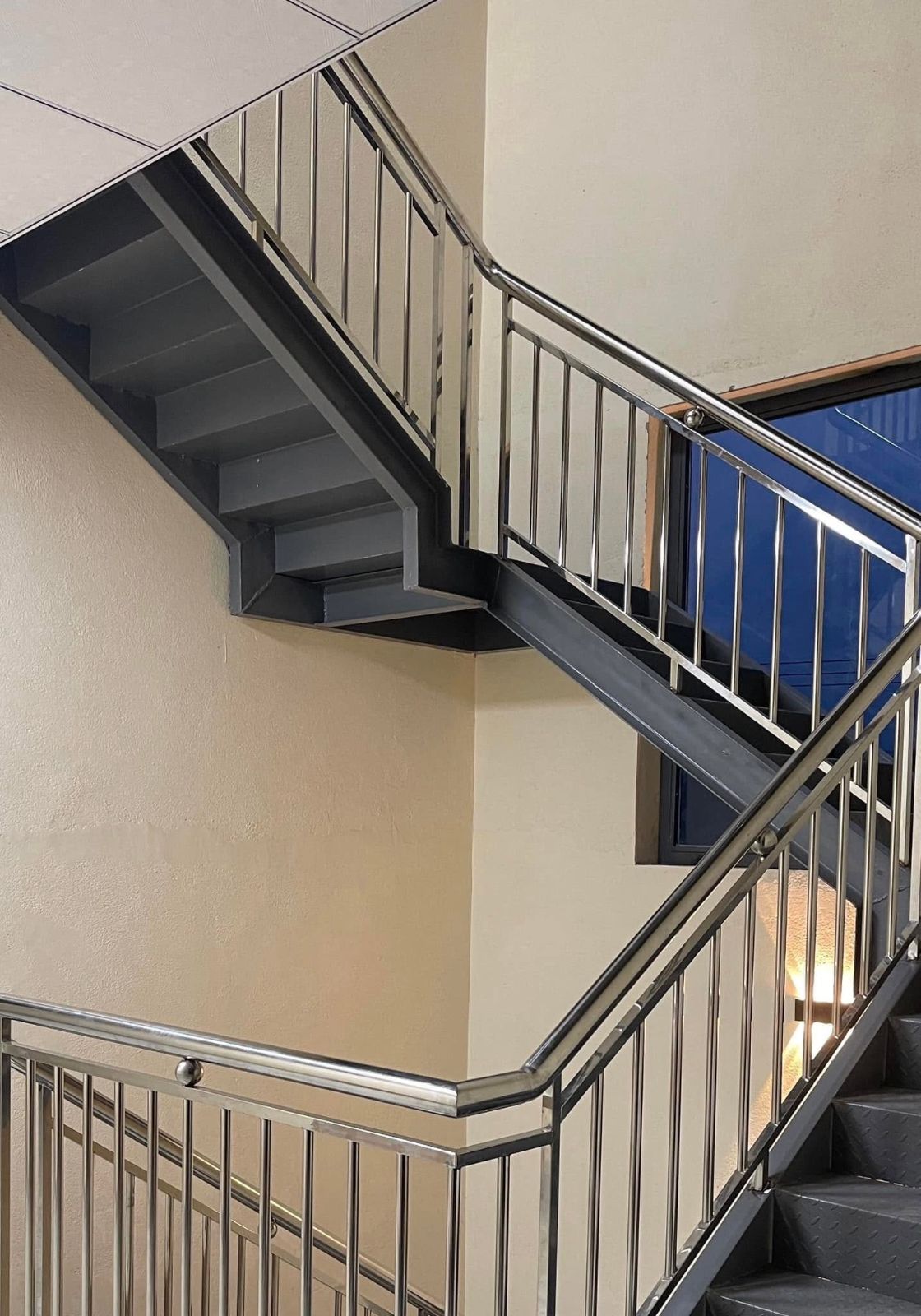 Thi công cầu thang sắt kết hợp lan can inox