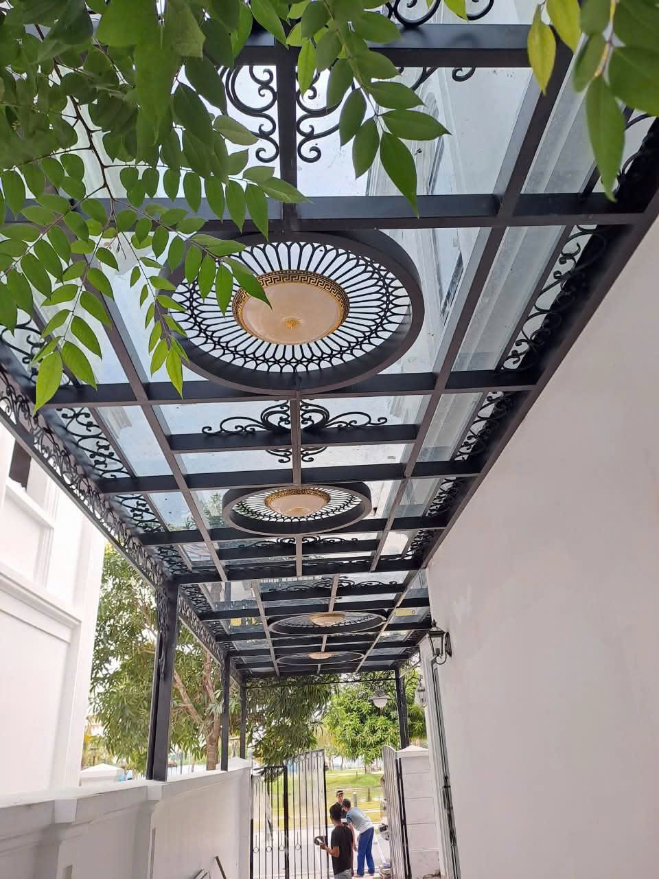 Mái kính khung sắt 