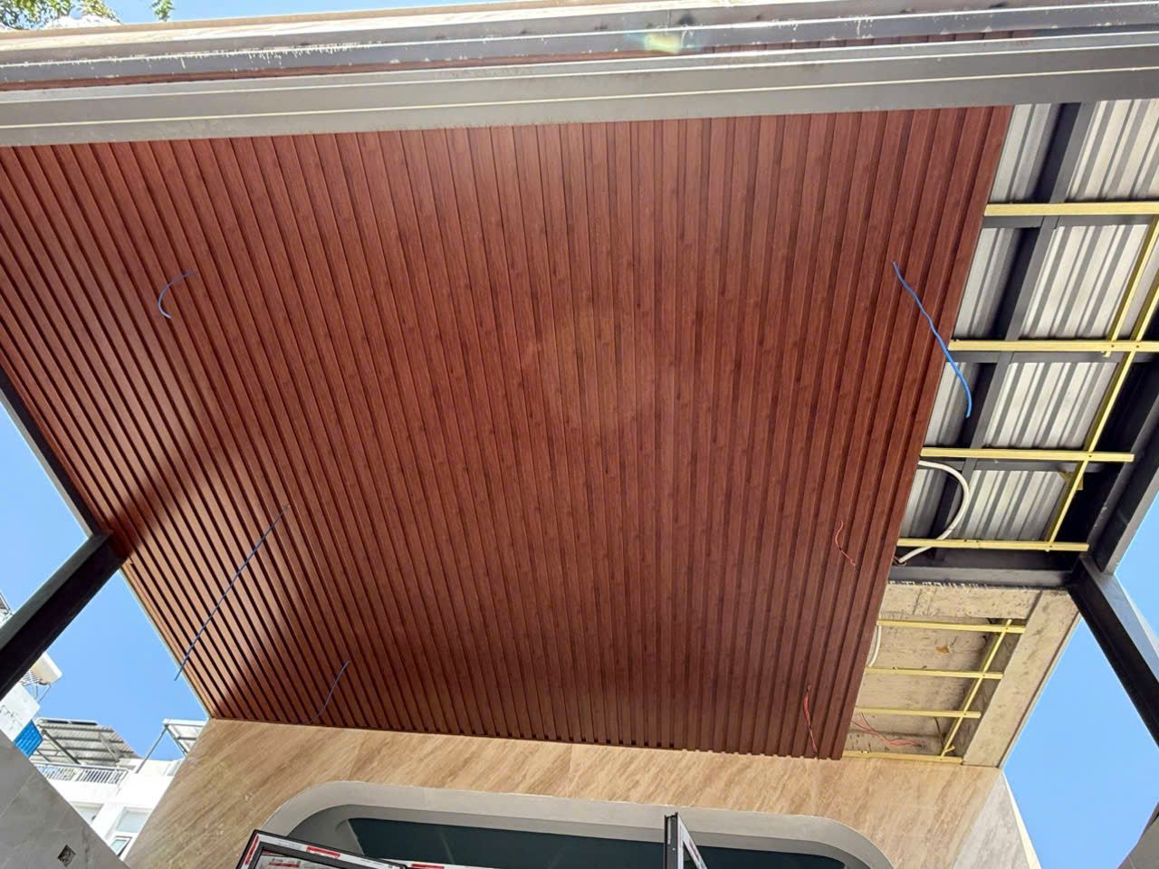 Thi công trần nhôm vân gỗ 